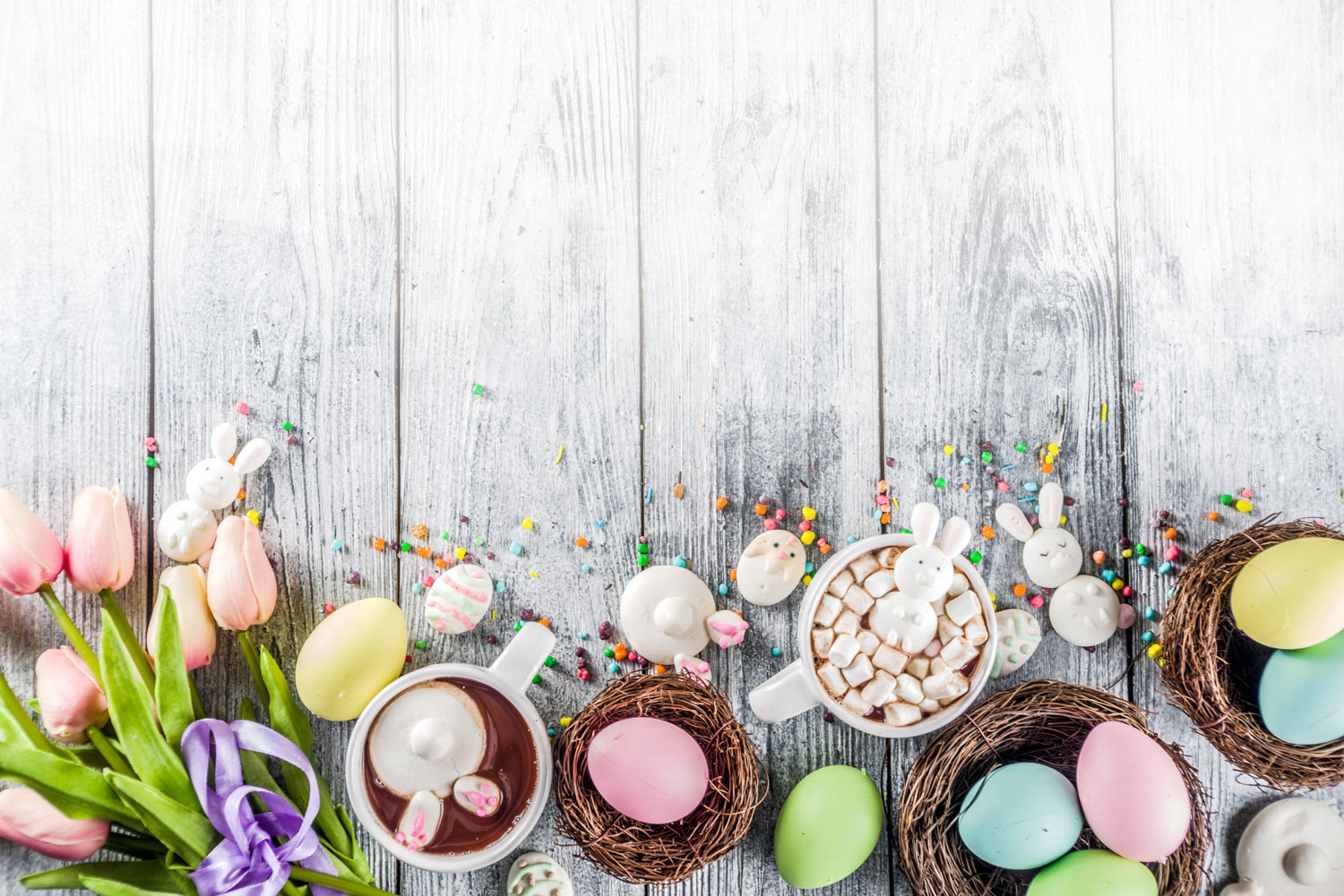 Versier je tafel met gekleurde eitjes, bloemen en paashaasjes. Een mooie tafel en lekker eten: da’s dubbel genieten!